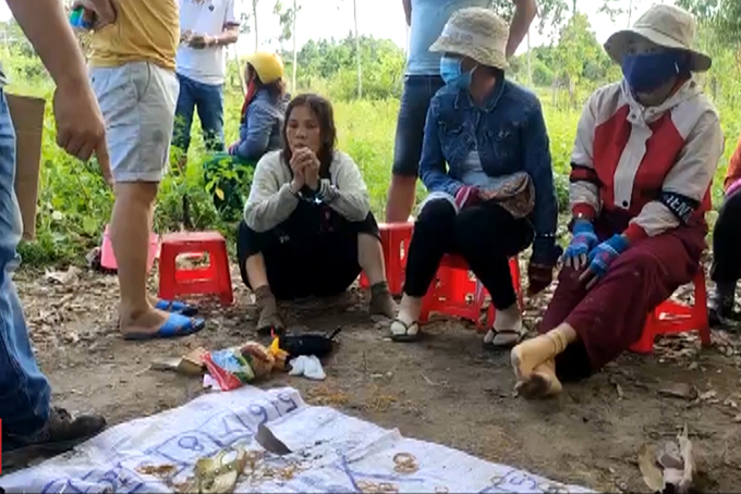 VIDEO: Phát hiện, xử lý 11 phụ nữ tụ tập đánh bạc giữa tâm dịch