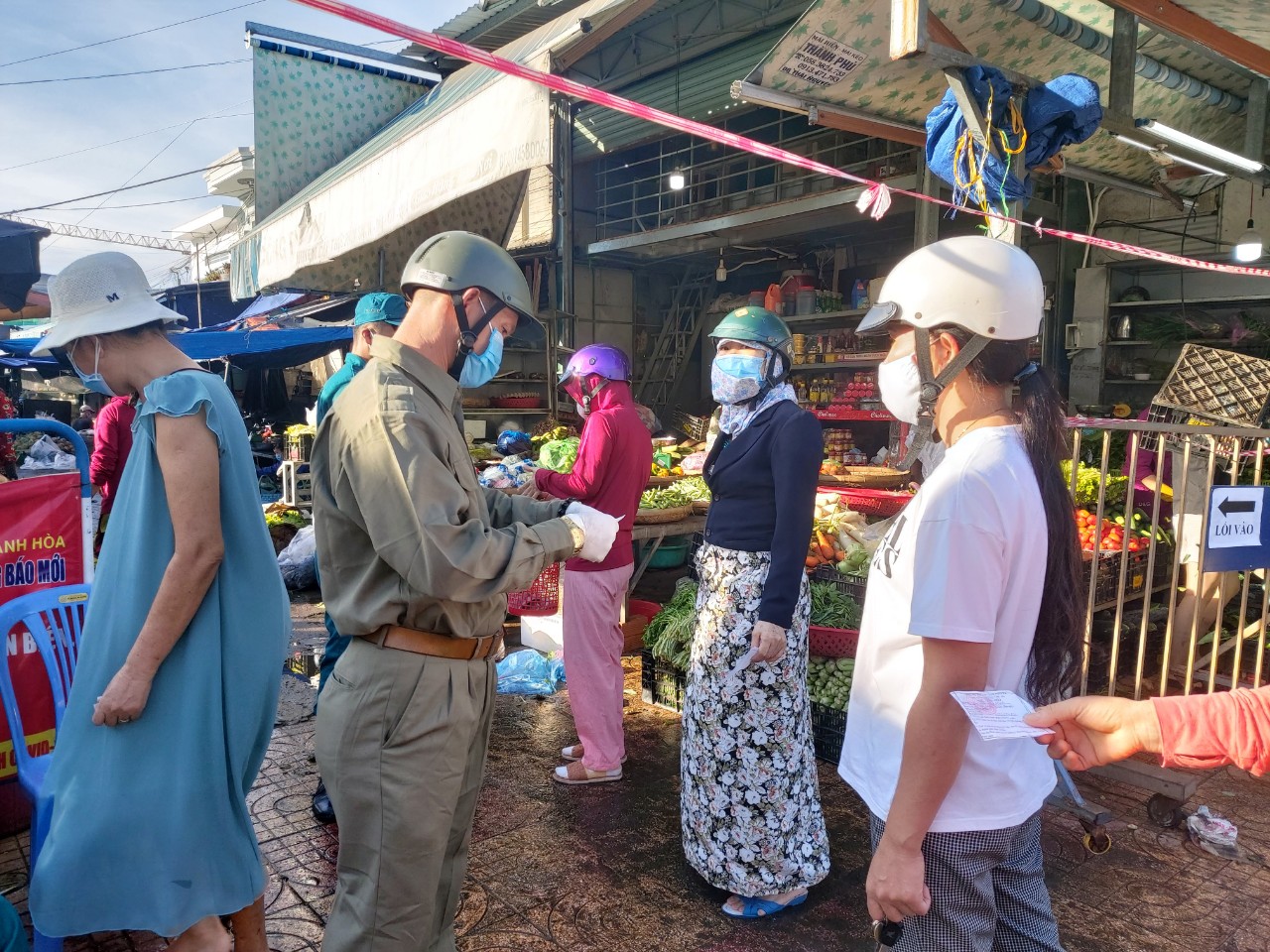 Người dân khu vực Bình Tân đã đến chợ Phước Thái từ khá sớm (ảnh). Chợ Xóm Mới, chợ Đầm... cũng tương tự