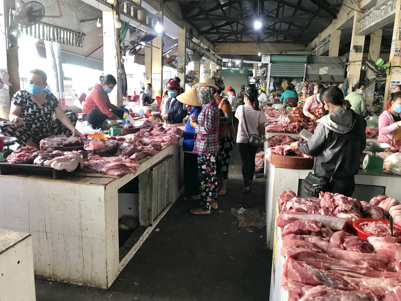 Lượng khách đi chợ Vĩnh Ngọc đã giảm hẳn so với ngày thường