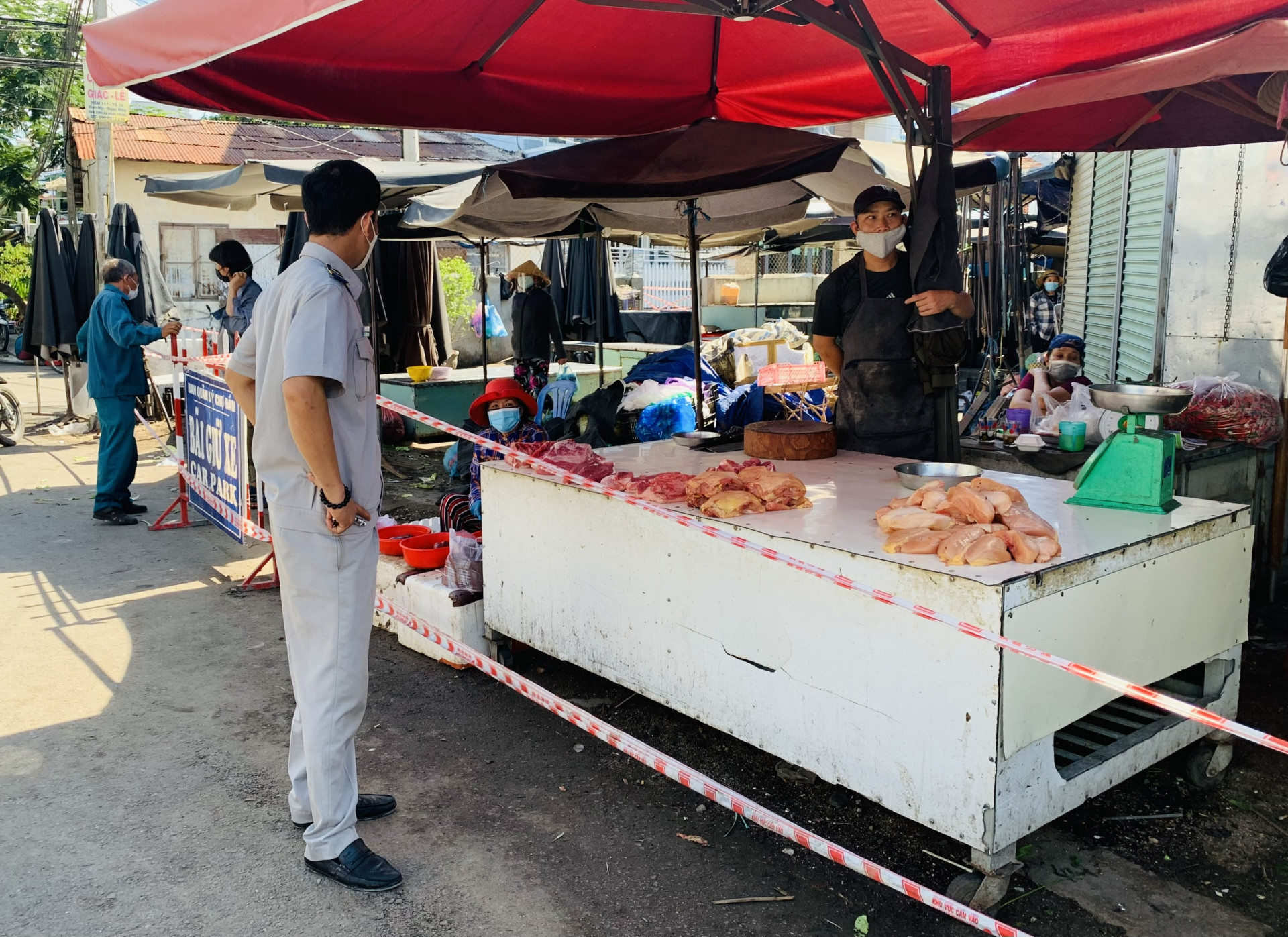 Lực lượng chức năng đã yêu cầu các tiểu thương sát các hàng rào dây quanh chợ Đầm tạm dừng kinh doanh từ ngày 16-7 để tránh tình trạng người dân đi chợ dừng lại mua bán mà không thể kiểm soát