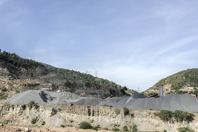 Các doanh nghiệp khai thác đá tại núi Dốc Sạn: Giải tỏa để thi công cao tốc Bắc - Nam