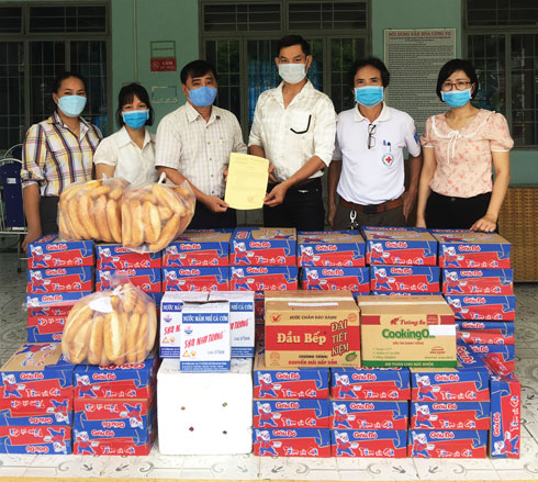 Tặng 130 suất quà cho một số nơi bị ảnh hưởng bởi dịch Covid-19