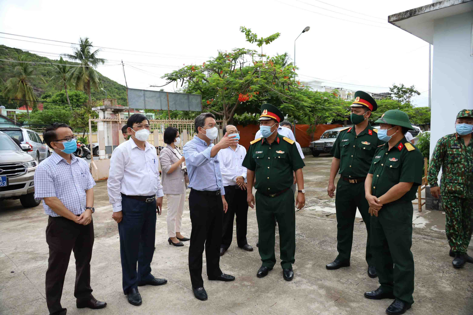 Ông Nguyễn Hải Ninh kiểm tra tại khu cách ly tập trung của Quân đội ở Ký túc xá Trường Đại học Khánh Hòa. 