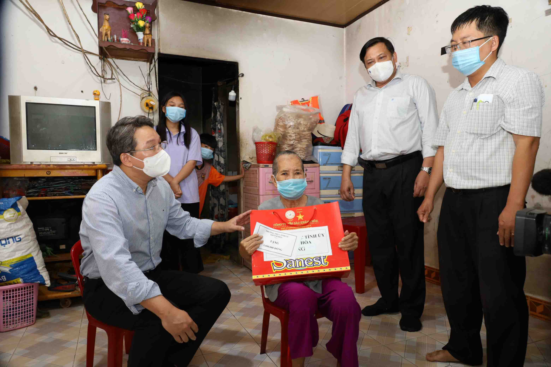 Ông Nguyễn Hải Ninh tặng quà gia đình bà Huỳnh Thị Kỳ thuộc diện hộ nghèo ở phường Vĩnh Thọ. 