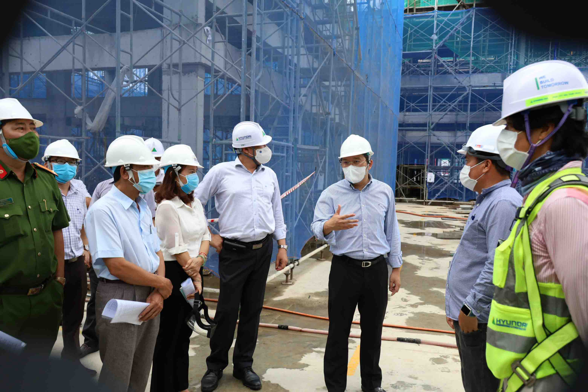 Ông Nguyễn Hải Ninh kiểm tra thực tế tại Công trường thi công dự án Champarama Resort & Spa. 