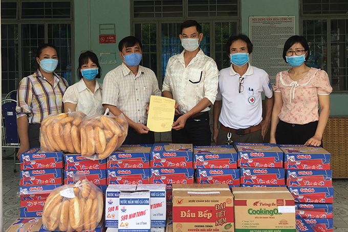 Các đơn vị, doanh nghiệp: Tặng quà cho người dân và lực lượng phòng, chống dịch