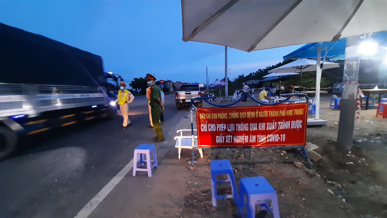 Chốt kiểm soát dịch Covid-19 trên tuyến Quốc lộ 1 đi từ thị xã Ninh Hòa vào TP. Nha Trang chiều 17-7.