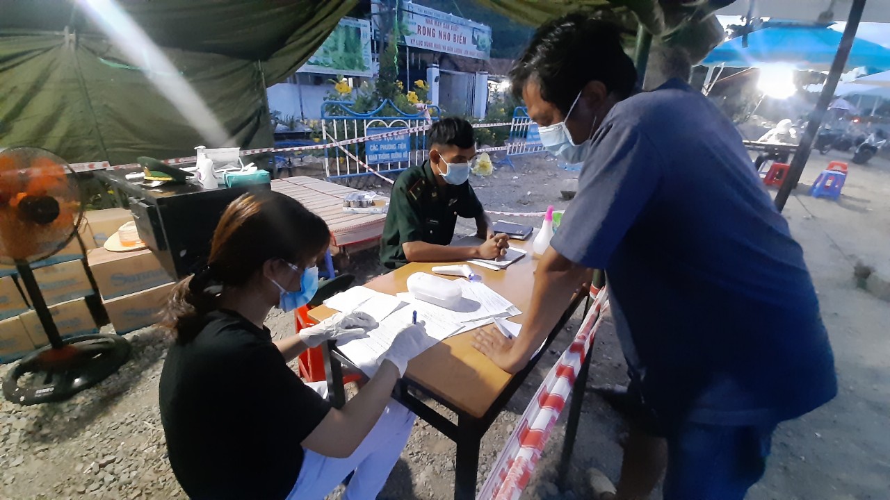Đo thân nhiệt, lấy các thông tin để khai báo y tế đối với các chủ phương tiện tại chốt kiểm soát dịch Covid-19 tại xã Ninh Ích.