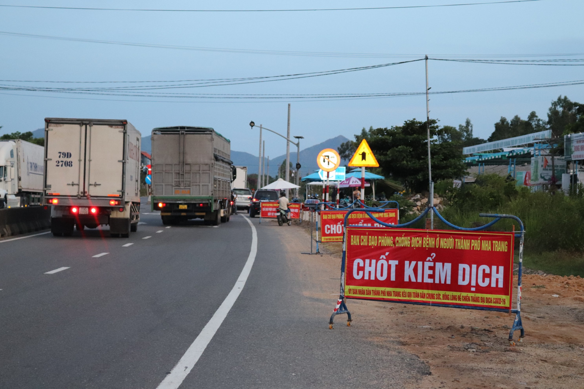 Các chủ phương tiện vào TP. Nha Trang dừng lại để khai báo y tế tại chốt kiểm soát dịch Covid-19 chiều 17-7.