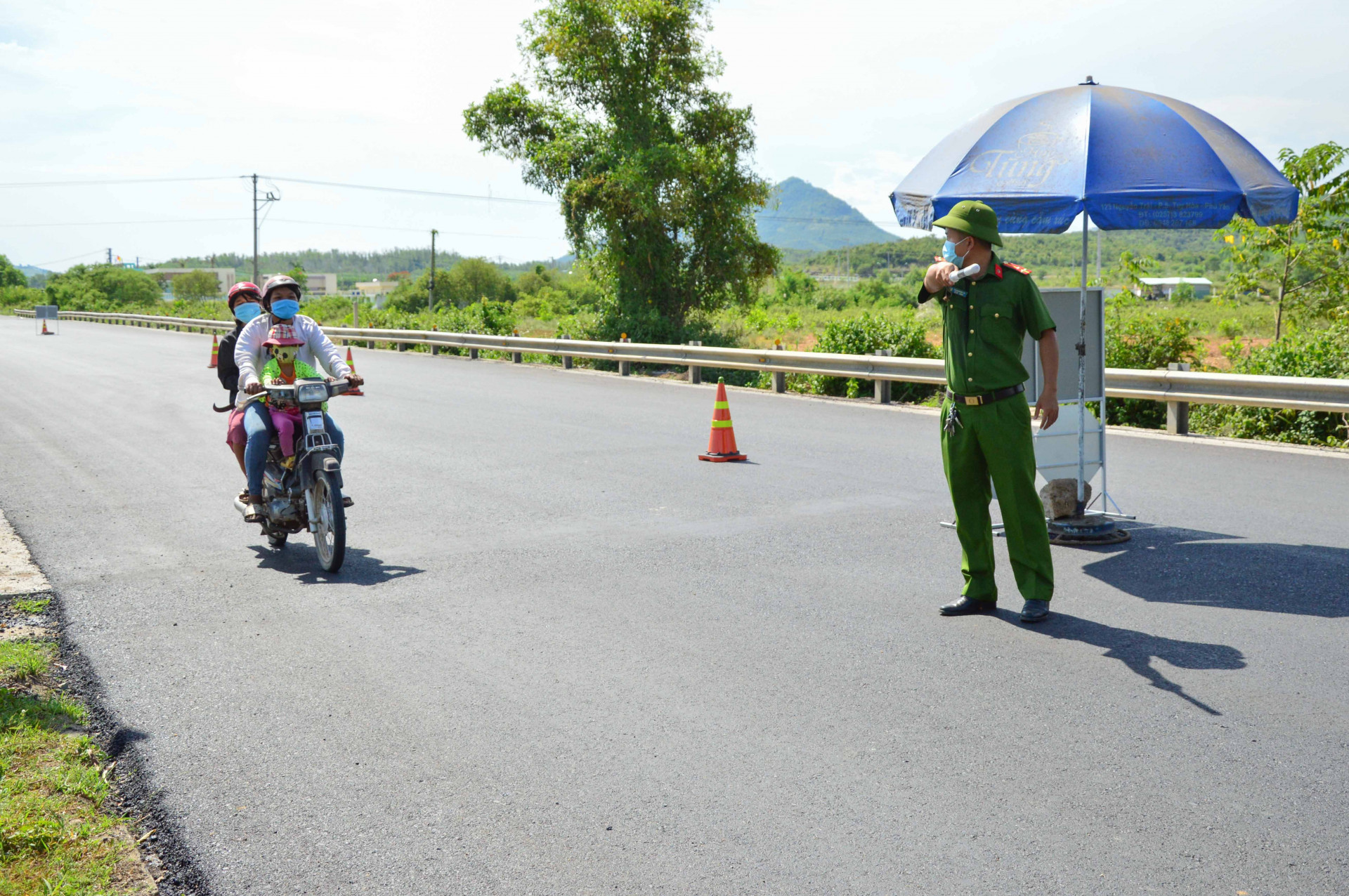 Các phương tiện di chuyển hướng từ Diên Khánh, Nha Trang lên Khánh Vĩnh trên Quốc lộ 27C đều phải dừng kiểm tra, khai báo y tế