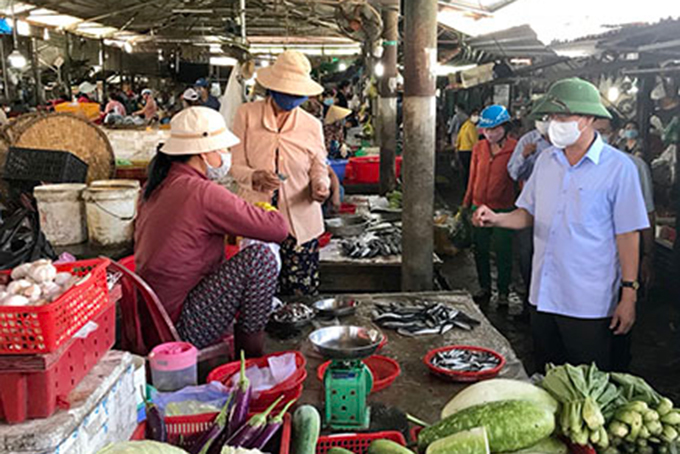 Ông Nguyễn Tấn Tuân kiểm tra công tác phòng, chống dịch Covid-19 tại chợ Ga (Vĩnh Thạnh)