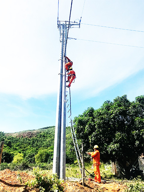 Điện lực Cam Ranh - Khánh Sơn khẩn trương di dời lưới điện xã Cam Thịnh Tây  để bàn giao mặt bằng thi công đoạn Cam Lâm - Vĩnh Hảo.  