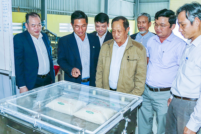  Liên minh Hợp tác xã Việt Nam bàn giao máy hút chân không đóng gói gạo  cho Hợp tác xã Nông nghiệp I Ninh Quang. (Ảnh chụp tháng 12-2020)