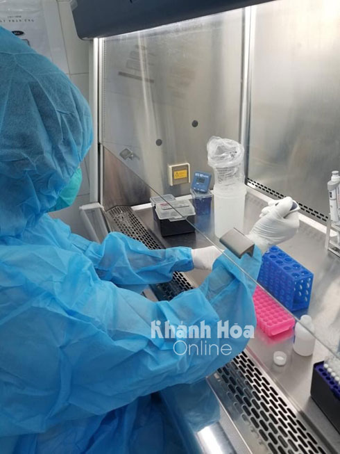Thực hiện xét nghiệm Covid-19 tại Bệnh viện Đa khoa tỉnh Khánh Hòa