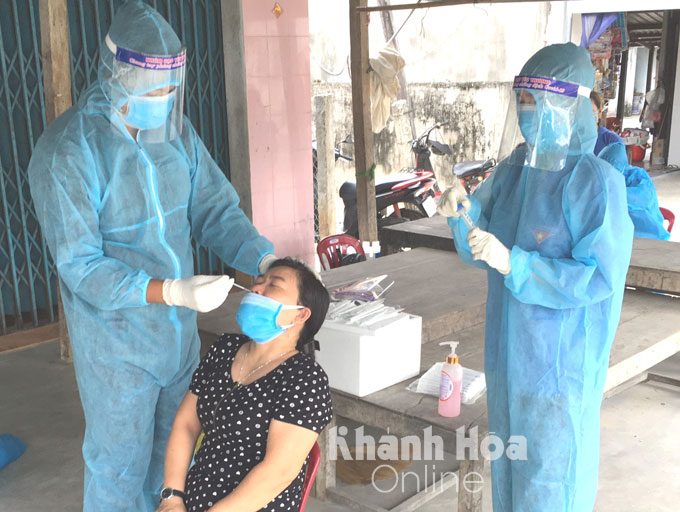 Thành viên đội thanh niên tình nguyện hỗ trợ phòng chống dịch bệnh Covid-19 lấy mẫu xét nghiệm người dân xã Vạn Phú.