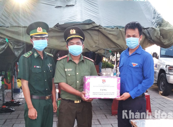 Thường trực Huyện Đoàn Vạn Ninh tặng quà cho lực lượng làm nhiệm vụ tại Trạm kiểm soát phòng, chống dịch bệnh Covid-19 đóng tại xã Vạn Thọ.