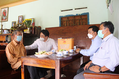Ông Nguyễn Khắc Toàn cùng lãnh đạo huyện Khánh Sơn, Sở Lao động - Thương binh và Xã hội thăm gia đình thương binh Trần Xuân Bích