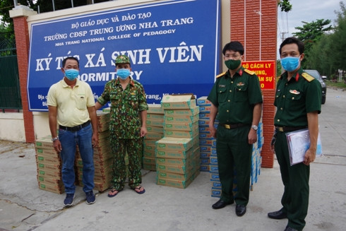 Đại diện Công ty trao tặng sữa cho một số trung tâm cách ly trên địa bàn tỉnh Khánh Hòa.