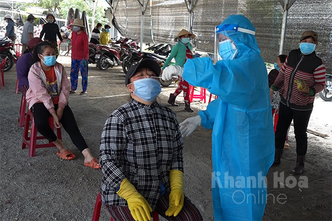 Thực hiện test nhanh cho tiểu thương buôn bán tại thị xã Ninh Hòa.