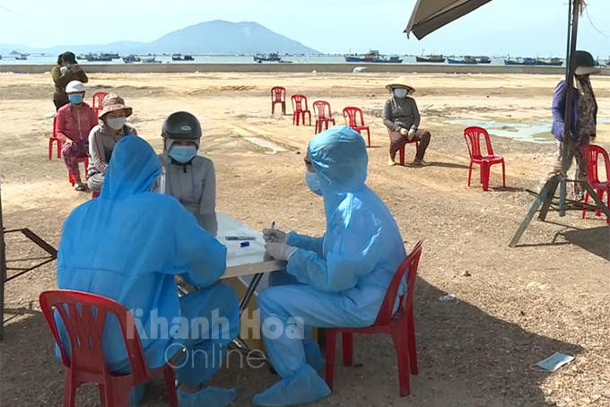 Cán bộ y tế test nhanh kháng cho người dân tại huyện Vạn Ninh.