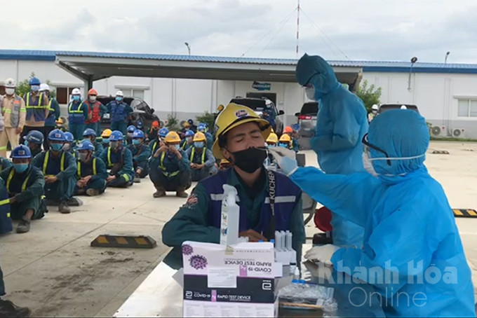 Test nhanh kháng nguyên tầm soát Covid-19 cho công nhân tại Khu công nghiệp tại phường Ninh Thủy, thị xã Ninh Hòa...