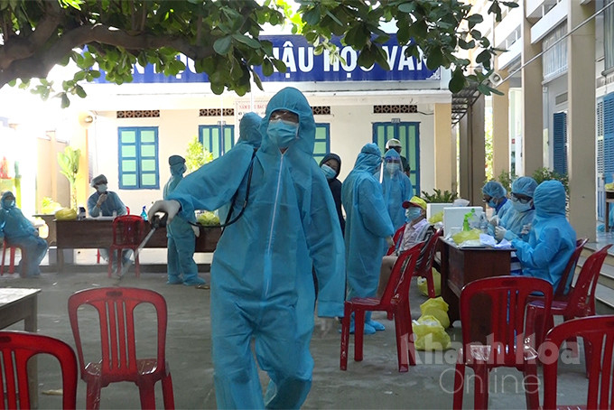 Khử khuẩn tại khu test nhanh kháng nguyên tầm soát Covid-19 tại phường Vĩnh Phước, TP. Nha Trang.