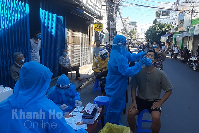 Test nhanh cho người dân tại phường Phước Hòa, TP. Nha Trang