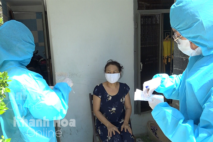 Cán bộ y tế đến nhà một hộ dân tại phường Vĩnh Phước, TP. Nha Trang để thực hiện test nhanh kháng nguyên tầm soát Covid-19 