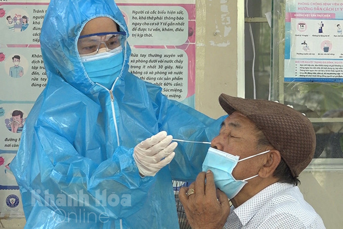 Test nhanh kháng nguyên tầm soát Covid-19 cho người đến khám bệnh tại Bệnh viện Đa Khoa tỉnh Khánh Hòa