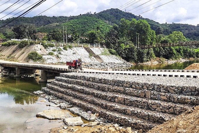 Cầu sông Trang hiện đã được khắc phục, gia cố  nhưng chưa đảm bảo cho việc vận chuyển nông sản. 
