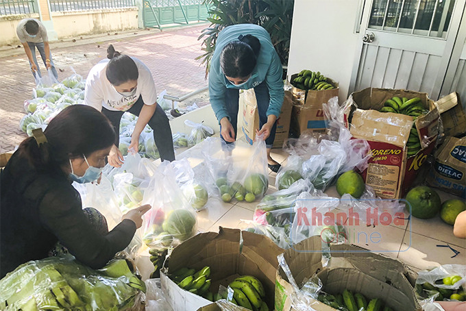  lHội Liên hiệp Phụ nữ huyện Khánh Sơn đóng gói trái cây gửi xuống thị xã Ninh Hòa, TP. Nha Trang.