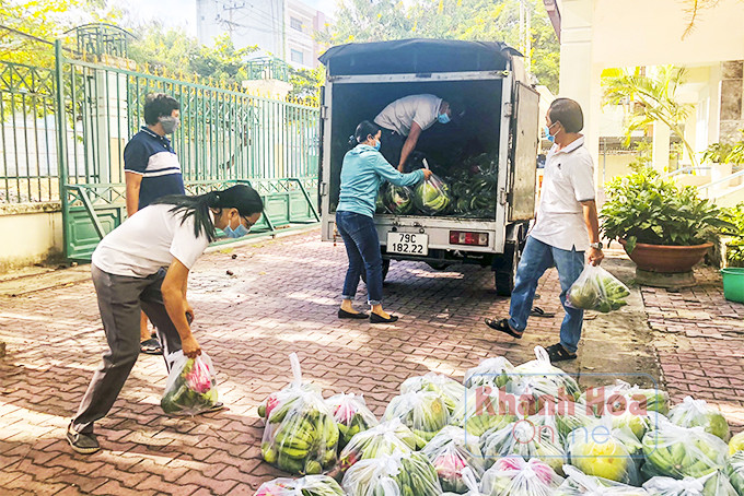 Hội Liên hiệp Phụ nữ huyện Khánh Sơn đóng gói trái cây  gửi xuống thị xã Ninh Hòa, TP. Nha Trang.