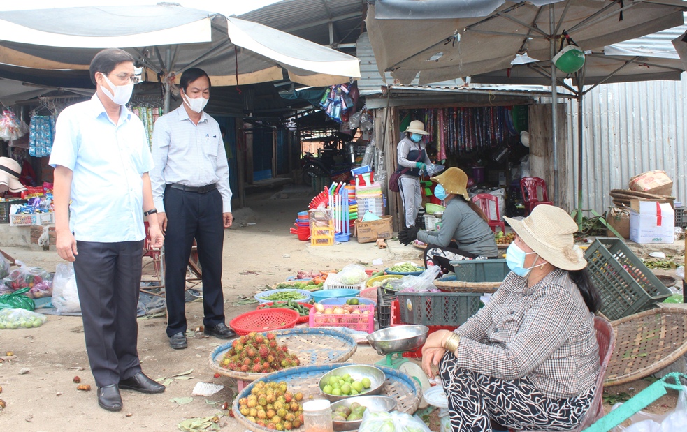 Ông Nguyễn Tấn Tuân hỏi thăm hoạt động mua bán và phòng chống dịch của tiêu thương xã Vạn Thắng.
