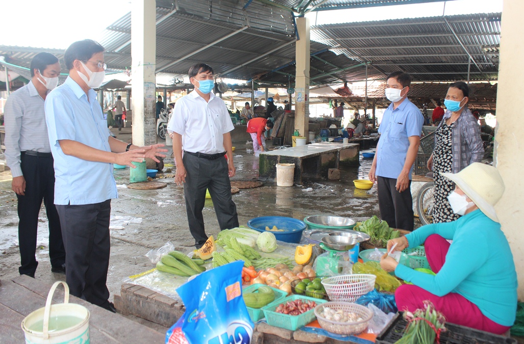 Ông Nguyễn Tấn Tuân thăm hỏi hoạt động mua bán của tiểu thương chợ Vạn Lương.