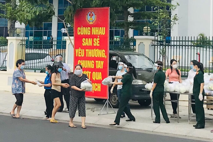 Bệnh viện Quân y 87 tặng 1,5 tấn nông sản cho người dân