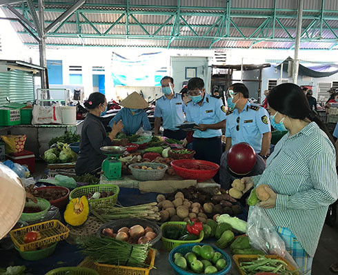 Lực lượng quản lý thị trường nắm tình hình kinh doanh tại chợ Phương Sơn, TP. nha Trang