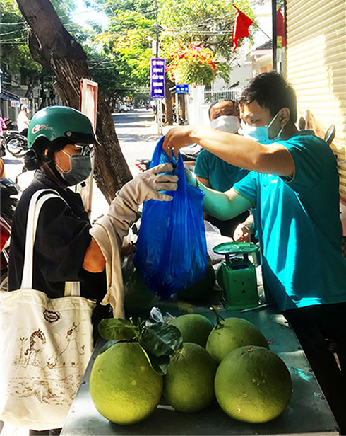 Người dân mua hàng tại ViettelPost Nha Trang  ở đường Hồng Bàng.