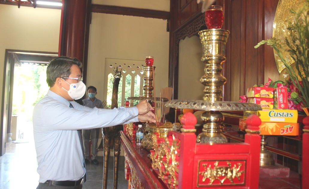 Ông Nguyễn Hải Ninh dâng hương tại Đề thờ Bác Hồ và các anh hùng liệt sĩ.
