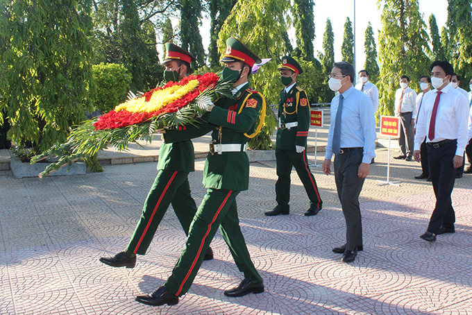Đoàn đại biểu của Ban Chấp hành Đảng bộ tỉnh do ông Nguyễn Hải Ninh dẫn đầu vào viếng.