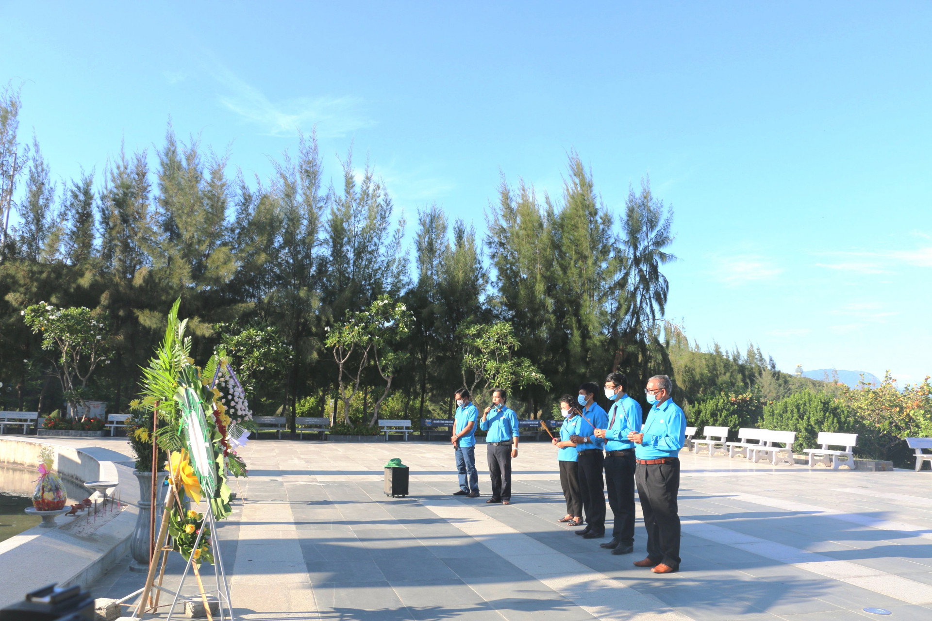 Đại diện Liên đoàn Lao động tỉnh đặt vòng hoa, dâng hương tại Khu tưởng niệm chiến sĩ Gạc Ma.