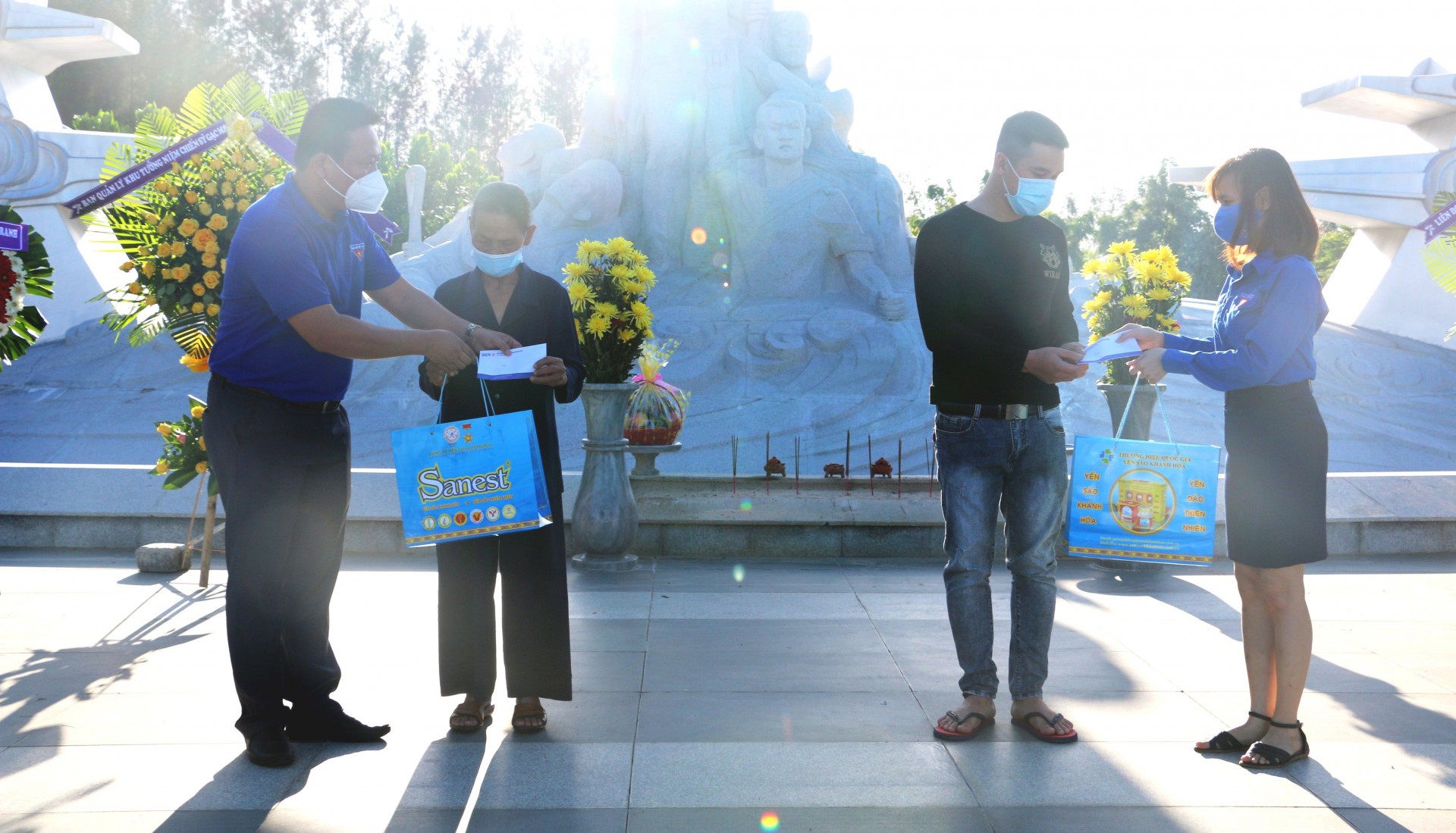 Đoàn thanh niên xã Cam Hải Đông tặng quà cho 2 gia đình chính sách.