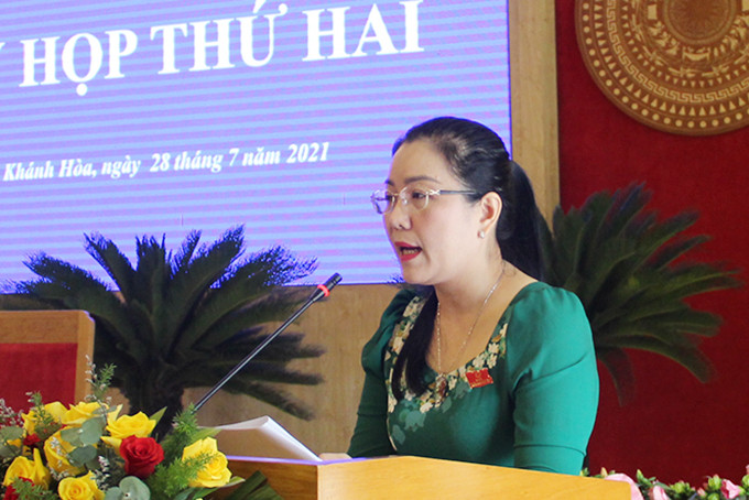 Bà Phạm Thị Xuân Trang trình bàu báo cáo của Thường trực HĐND tỉnh