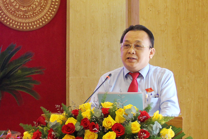 Ông Lê Hữu Hoàng báo cáo tình hình kinh tế - xã hội tỉnh 6 tháng đầu năm và  nhiệm vụ trọng tâm 6 tháng cuối năm