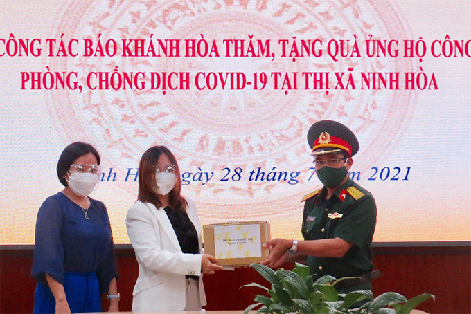 trao tặng phần quà cho cơ sở phụ điều trị thuộc Bệnh viện dã chiến ở thị xã Ninh Hoà