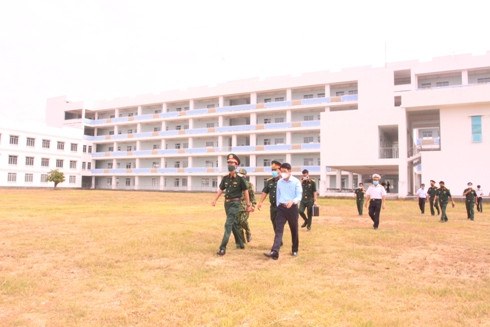 Lãnh đạo tỉnh Khánh Hòa và đoàn công tác kiểm tra công tác chuẩn bị thành lập bệnh viện dã chiến.