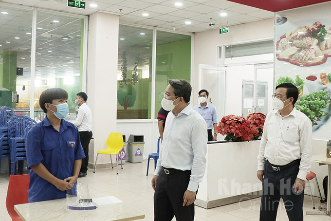 Lãnh đạo tỉnh thăm hỏi sinh viên tình nguyện hỗ trợ siêu thị Coopmart Nha Trang.