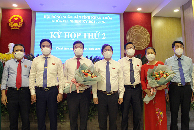 Các vị lãnh đạo tỉnh tặng hoa chúc mừng ông Tạ Hồng Quang và bà Lê Vinh Liên Trang