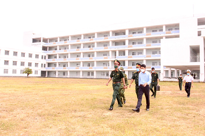 Đồng chí Đinh Văn Thiệu và lãnh đạo các đơn vị khảo sát khu ký túc xá Trường Cao đẳng Y tế Khánh Hòa để thành lập bệnh viện dã chiến.