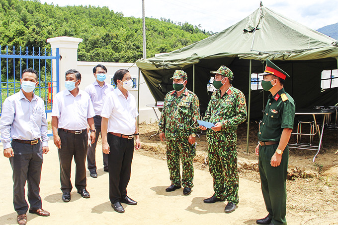 Đồng chí Nguyễn Tấn Tuân thăm, tặng quà cho lực lượng làm nhiệm vụ tại khu cách ly Trường Trung cấp Nghề dân tộc nội trú Khánh Sơn.
