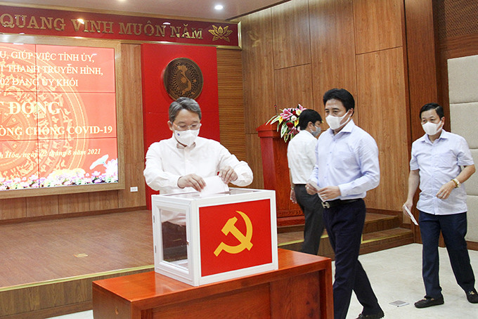 Bí thư Tỉnh ủy Nguyễn Hải Ninh cùng lãnh đạo Tỉnh ủy ủng hộ quỹ để hỗ trợ người gặp khó khăn vì dịch Covid-19 trên địa bàn tỉnh